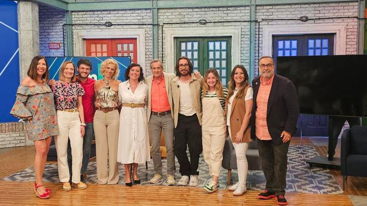 foto en plato tv organizadora profesional de espacios con el equipo de apunt